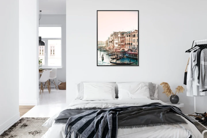 Plakat Widok Na Ulicę Wodną Z Gondolami I Stare Budynki W Wenecji