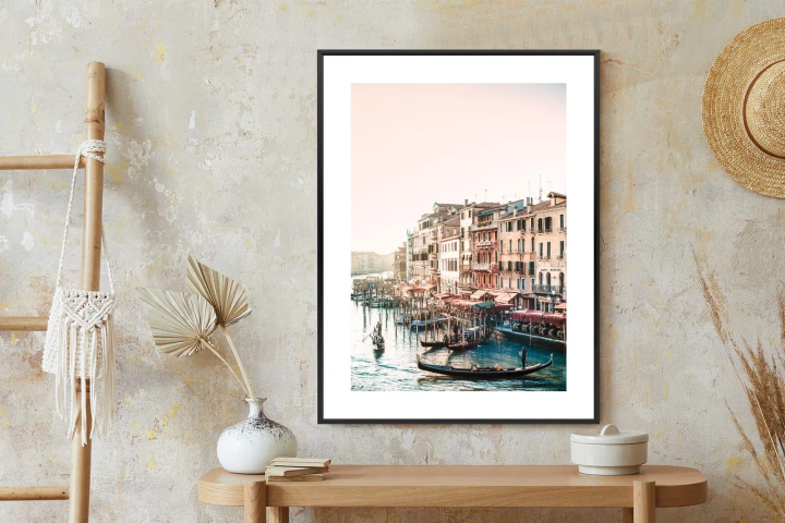 Plakat Widok Na Ulicę Wodną Z Gondolami I Stare Budynki W Wenecji