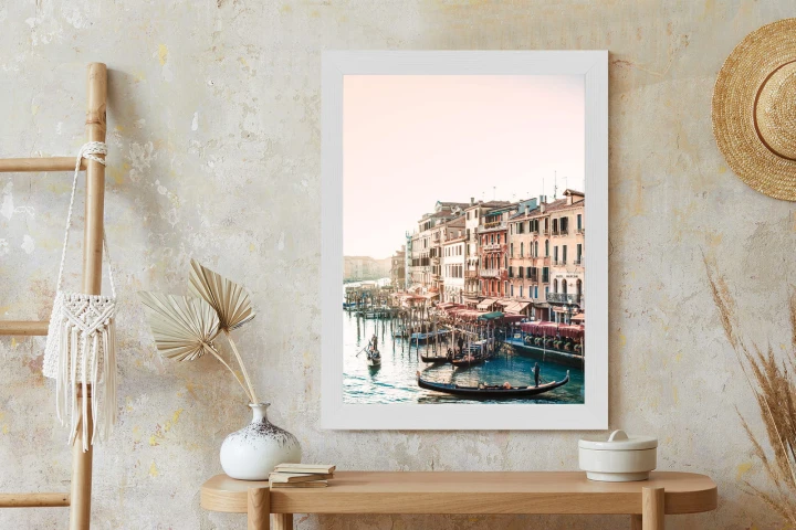 Plakat Widok Na Ulicę Wodną Z Gondolami I Stare Budynki W Wenecji
