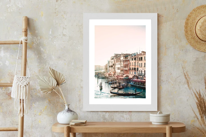 Plakat Widok Na Ulicę Wodną Z Gondolami I Stare Budynki W Wenecji