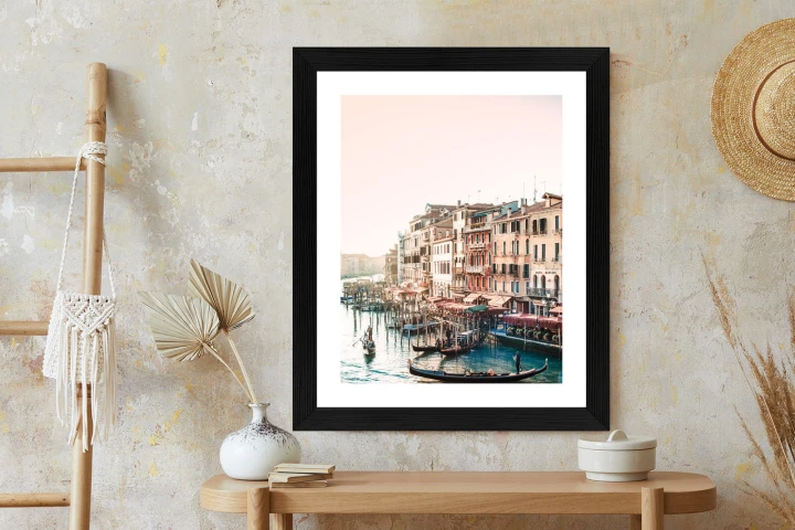Plakat Widok Na Ulicę Wodną Z Gondolami I Stare Budynki W Wenecji
