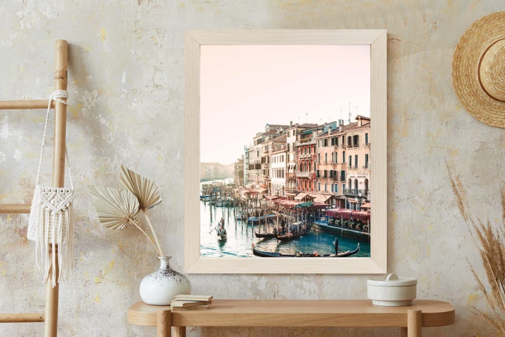 Plakat Widok Na Ulicę Wodną Z Gondolami I Stare Budynki W Wenecji