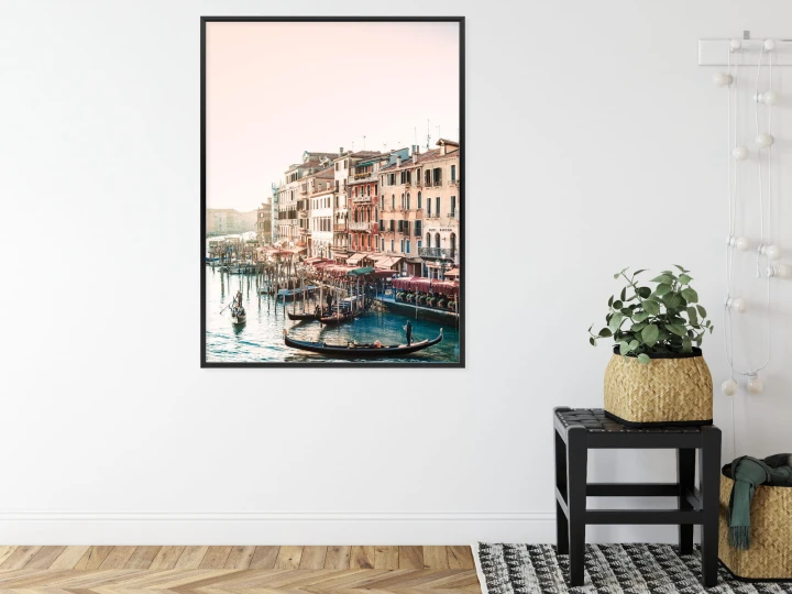 Plakat Widok Na Ulicę Wodną Z Gondolami I Stare Budynki W Wenecji