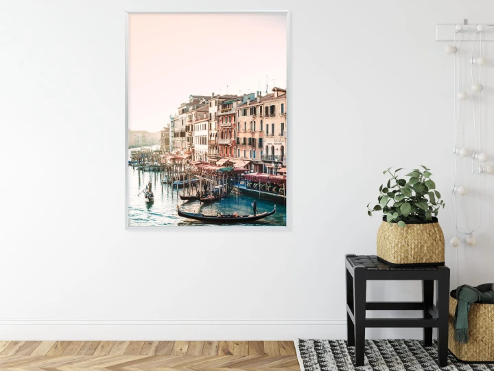 Plakat Widok Na Ulicę Wodną Z Gondolami I Stare Budynki W Wenecji