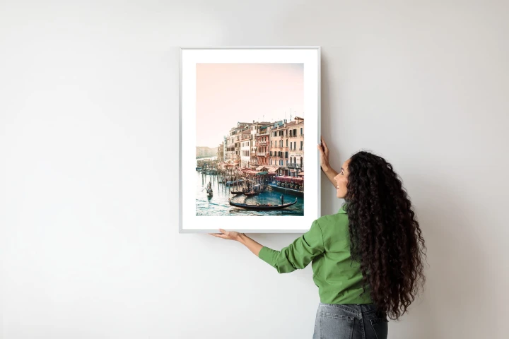 Plakat Widok Na Ulicę Wodną Z Gondolami I Stare Budynki W Wenecji