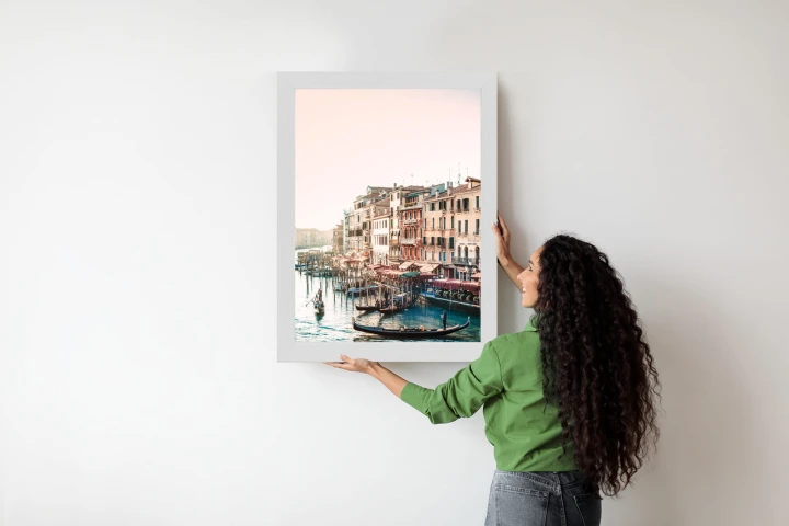 Plakat Widok Na Ulicę Wodną Z Gondolami I Stare Budynki W Wenecji