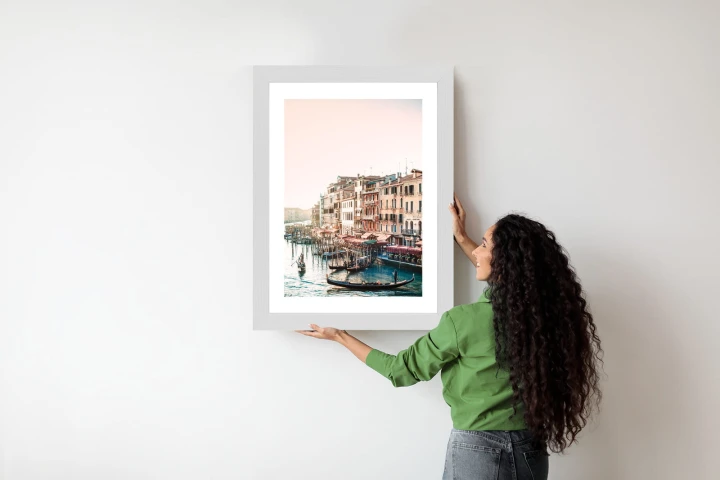 Plakat Widok Na Ulicę Wodną Z Gondolami I Stare Budynki W Wenecji