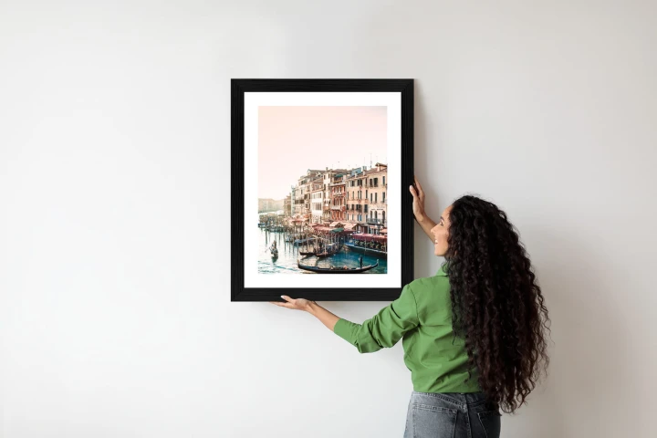 Plakat Widok Na Ulicę Wodną Z Gondolami I Stare Budynki W Wenecji