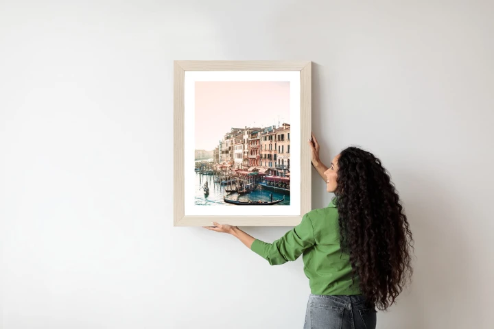 Plakat Widok Na Ulicę Wodną Z Gondolami I Stare Budynki W Wenecji