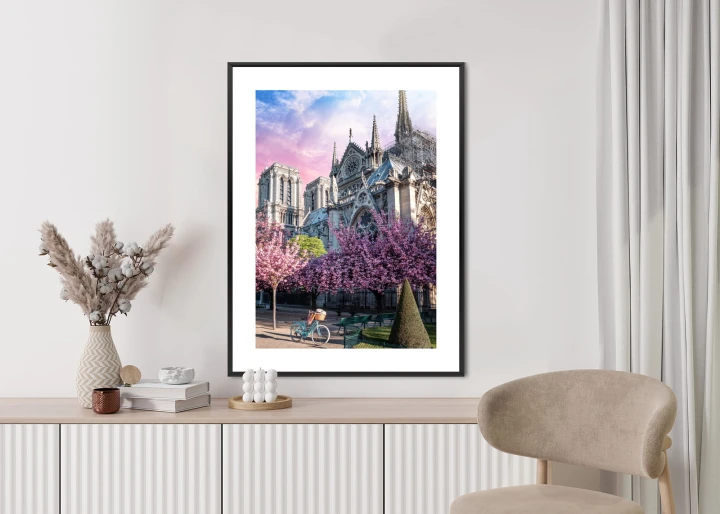 Plakat Katedra Notre Dame De Paris O Wschodzie Słońca I Kwitnące Wiśnie