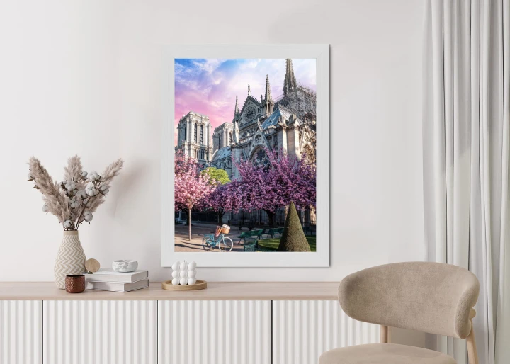 Plakat Katedra Notre Dame De Paris O Wschodzie Słońca I Kwitnące Wiśnie