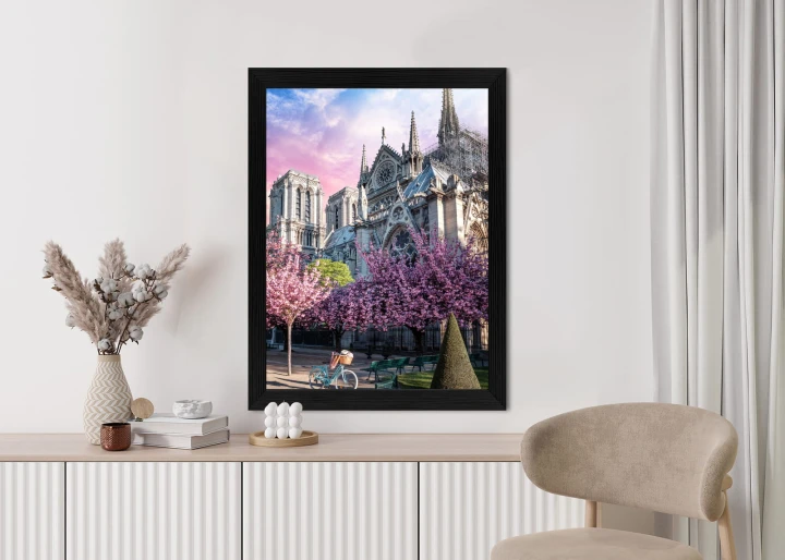 Plakat Katedra Notre Dame De Paris O Wschodzie Słońca I Kwitnące Wiśnie