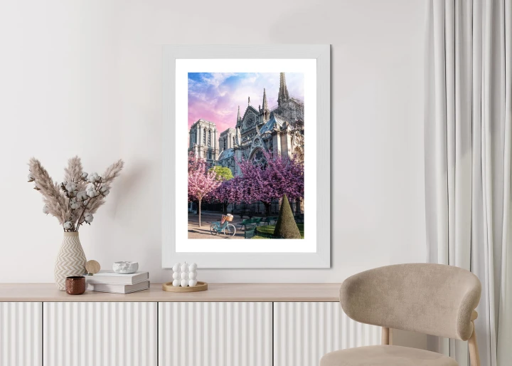 Plakat Katedra Notre Dame De Paris O Wschodzie Słońca I Kwitnące Wiśnie