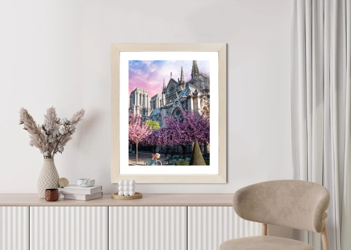 Plakat Katedra Notre Dame De Paris O Wschodzie Słońca I Kwitnące Wiśnie