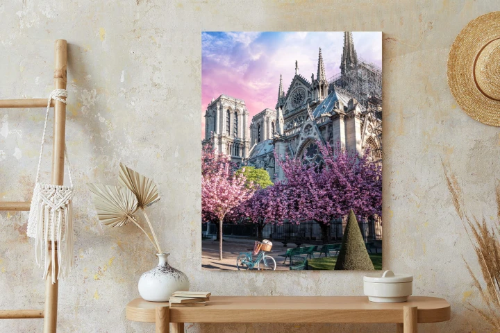 Plakat Katedra Notre Dame De Paris O Wschodzie Słońca I Kwitnące Wiśnie