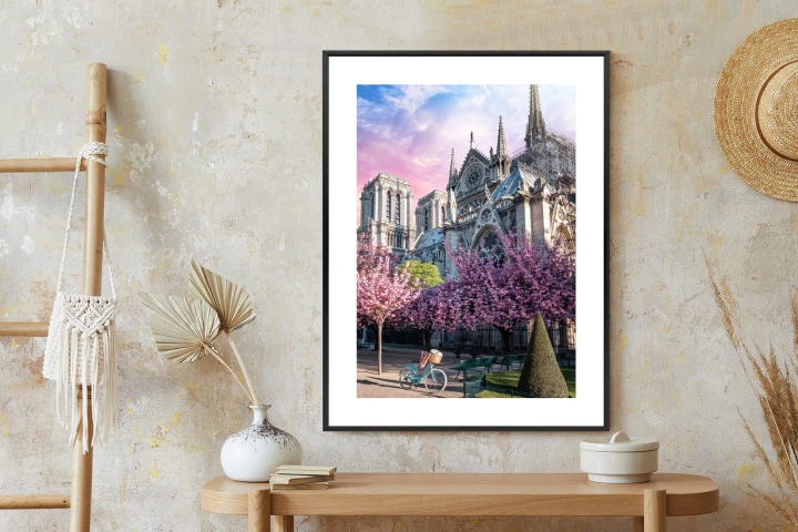 Plakat Katedra Notre Dame De Paris O Wschodzie Słońca I Kwitnące Wiśnie