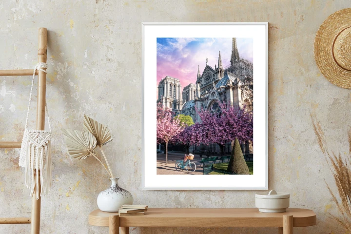 Plakat Katedra Notre Dame De Paris O Wschodzie Słońca I Kwitnące Wiśnie