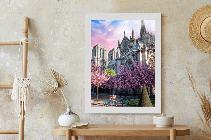 Plakat Katedra Notre Dame De Paris O Wschodzie Słońca I Kwitnące Wiśnie