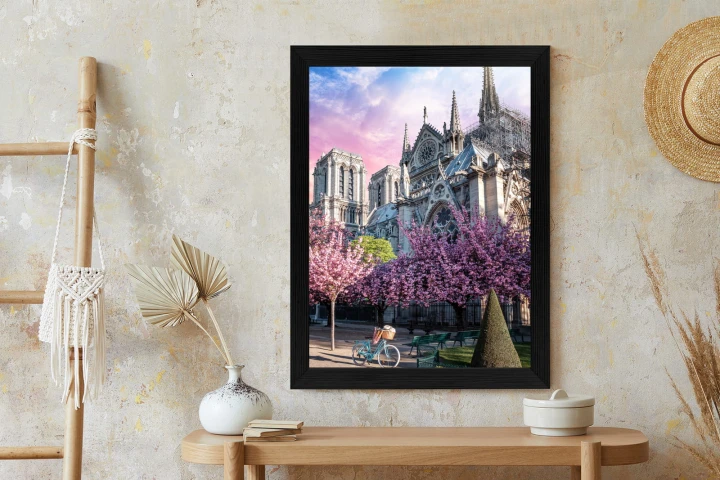 Plakat Katedra Notre Dame De Paris O Wschodzie Słońca I Kwitnące Wiśnie