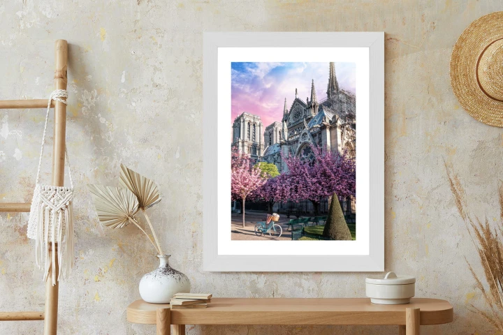 Plakat Katedra Notre Dame De Paris O Wschodzie Słońca I Kwitnące Wiśnie