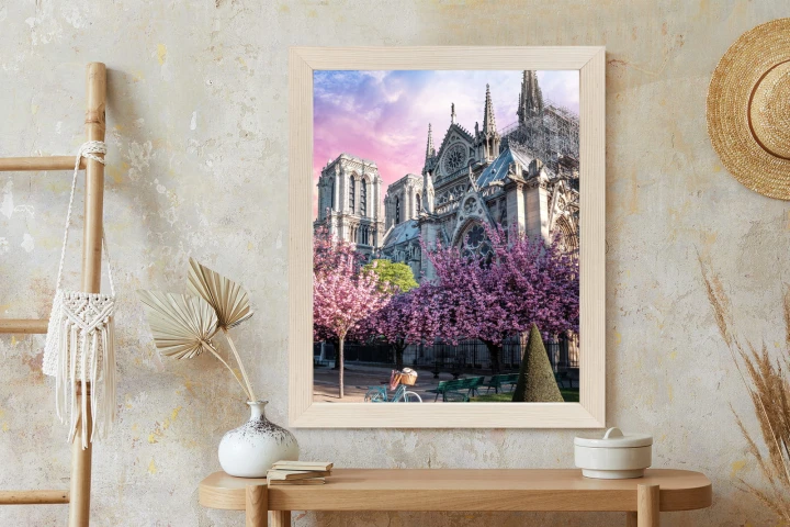 Plakat Katedra Notre Dame De Paris O Wschodzie Słońca I Kwitnące Wiśnie