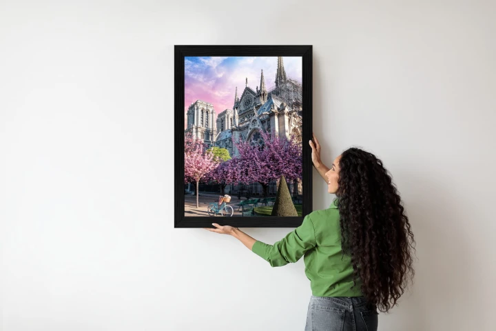 Plakat Katedra Notre Dame De Paris O Wschodzie Słońca I Kwitnące Wiśnie