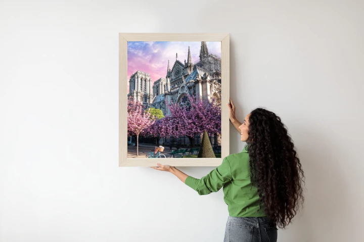 Plakat Katedra Notre Dame De Paris O Wschodzie Słońca I Kwitnące Wiśnie