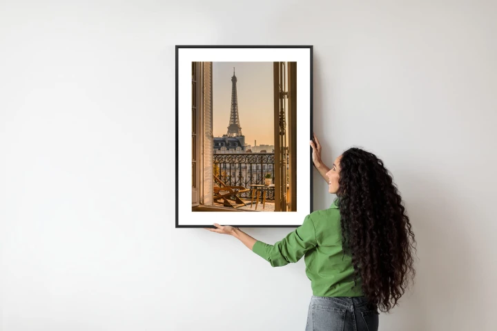 Plakat Widok Z Okna Na Paryską Wieżę Eiffla O Zachodzie Słońca