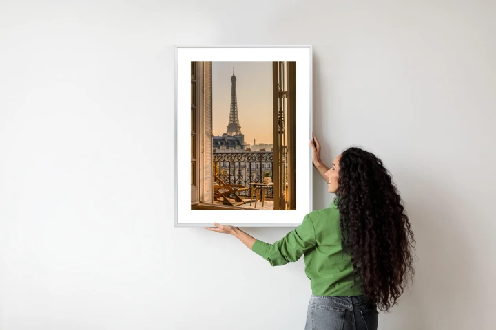 Plakat Widok Z Okna Na Paryską Wieżę Eiffla O Zachodzie Słońca