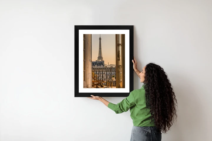 Plakat Widok Z Okna Na Paryską Wieżę Eiffla O Zachodzie Słońca