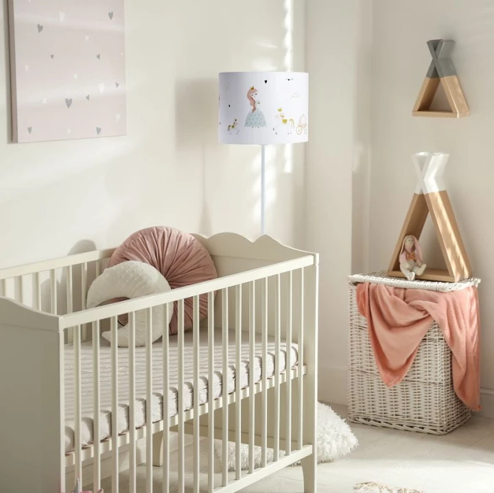 lampa podłogowa do pokoju dziewczynki