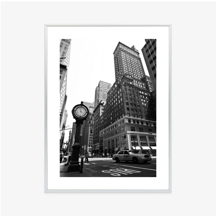 Plakat Czarno Biały Zegar I Taksówka Na Ulicy Nowego Jorku