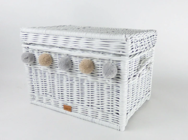 skrzynia na zabawki z pomponami