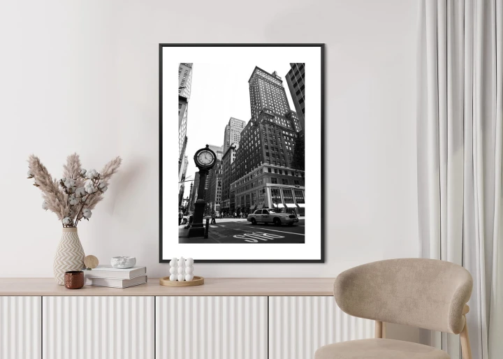 Plakat Czarno Biały Zegar I Taksówka Na Ulicy Nowego Jorku