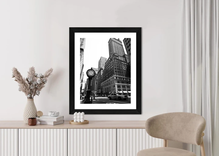Plakat Czarno Biały Zegar I Taksówka Na Ulicy Nowego Jorku