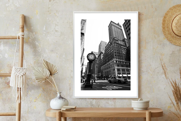 Plakat Czarno Biały Zegar I Taksówka Na Ulicy Nowego Jorku