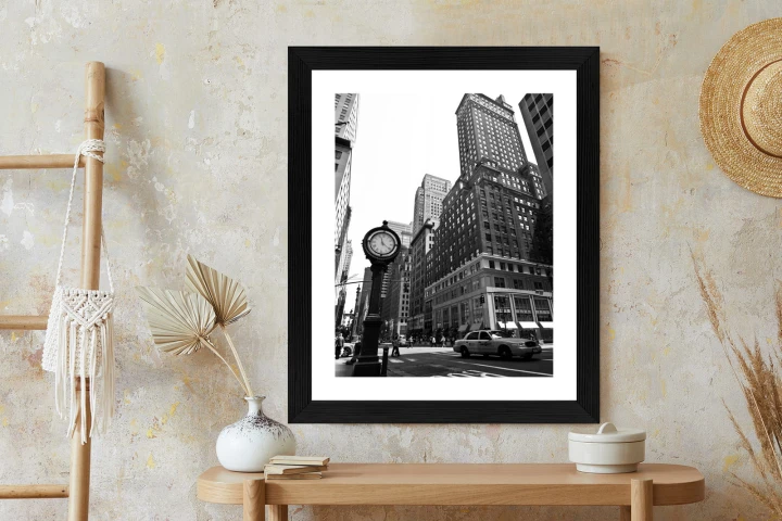 Plakat Czarno Biały Zegar I Taksówka Na Ulicy Nowego Jorku