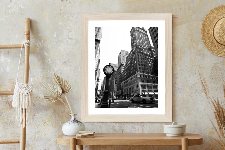 Plakat Czarno Biały Zegar I Taksówka Na Ulicy Nowego Jorku