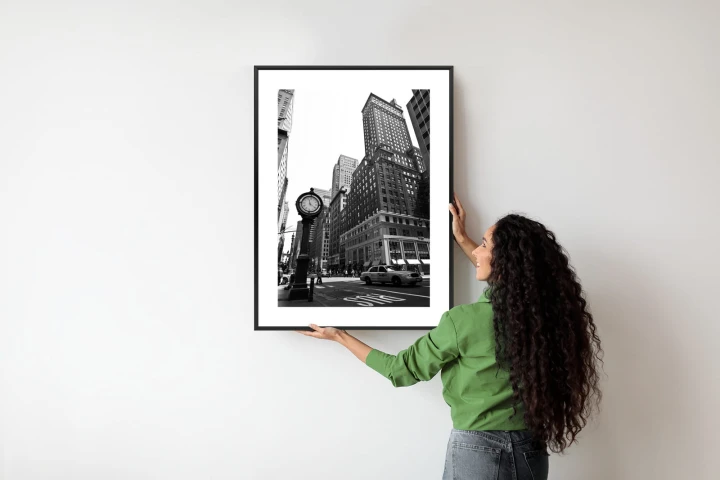 Plakat Czarno Biały Zegar I Taksówka Na Ulicy Nowego Jorku