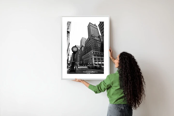 Plakat Czarno Biały Zegar I Taksówka Na Ulicy Nowego Jorku