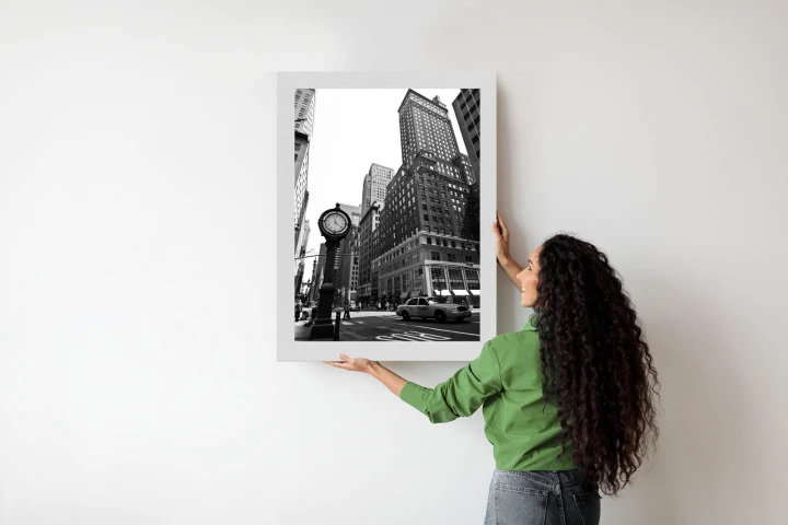 Plakat Czarno Biały Zegar I Taksówka Na Ulicy Nowego Jorku