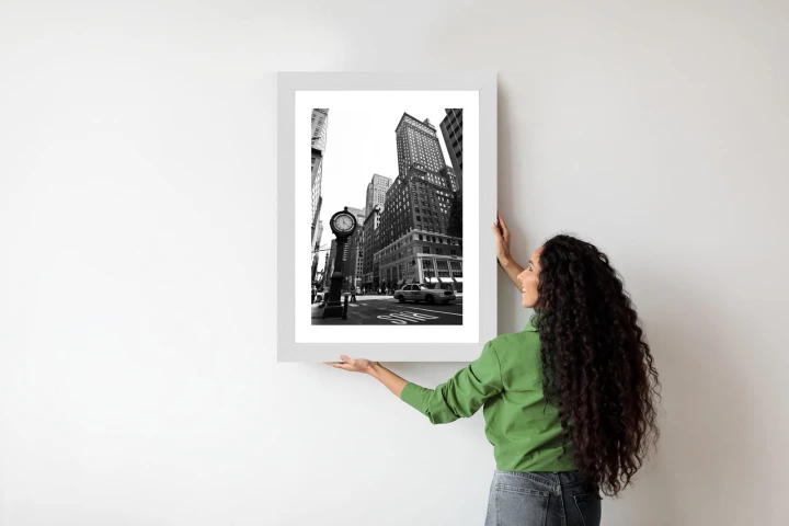 Plakat Czarno Biały Zegar I Taksówka Na Ulicy Nowego Jorku