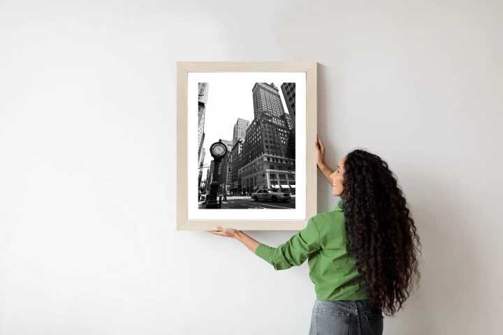 Plakat Czarno Biały Zegar I Taksówka Na Ulicy Nowego Jorku