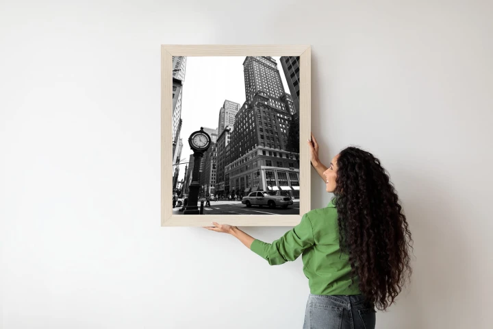 Plakat Czarno Biały Zegar I Taksówka Na Ulicy Nowego Jorku