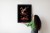 Plakat Flaming Z Kwiatami Na Surrealistycznej Ilustracji