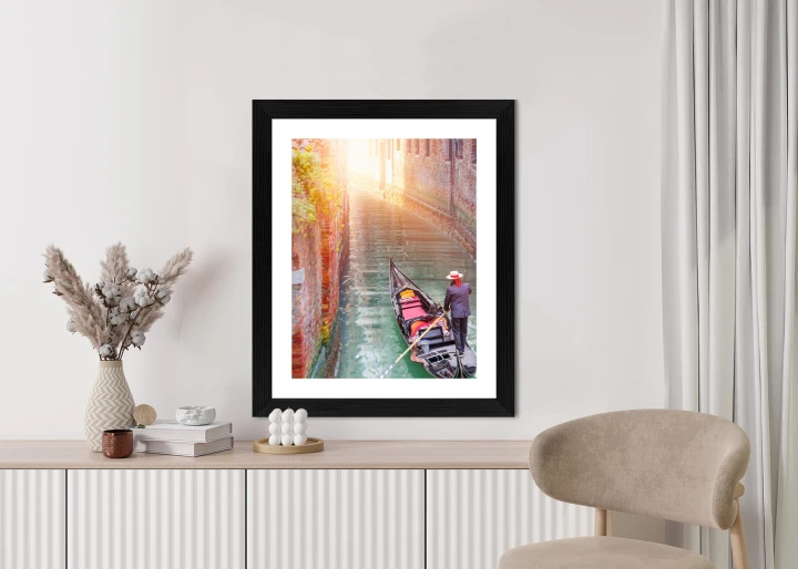 Plakat Gondolier Wenecki Na Zielonych Wodach Kanału