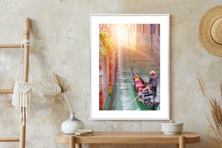 Plakat Gondolier Wenecki Na Zielonych Wodach Kanału