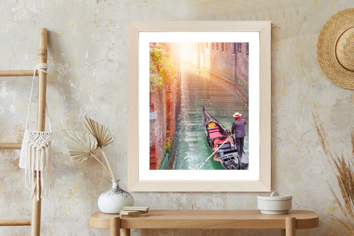 Plakat Gondolier Wenecki Na Zielonych Wodach Kanału