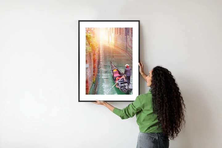 Plakat Gondolier Wenecki Na Zielonych Wodach Kanału