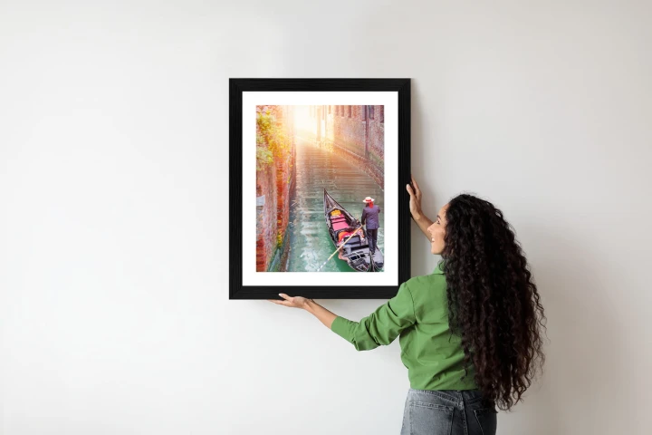 Plakat Gondolier Wenecki Na Zielonych Wodach Kanału